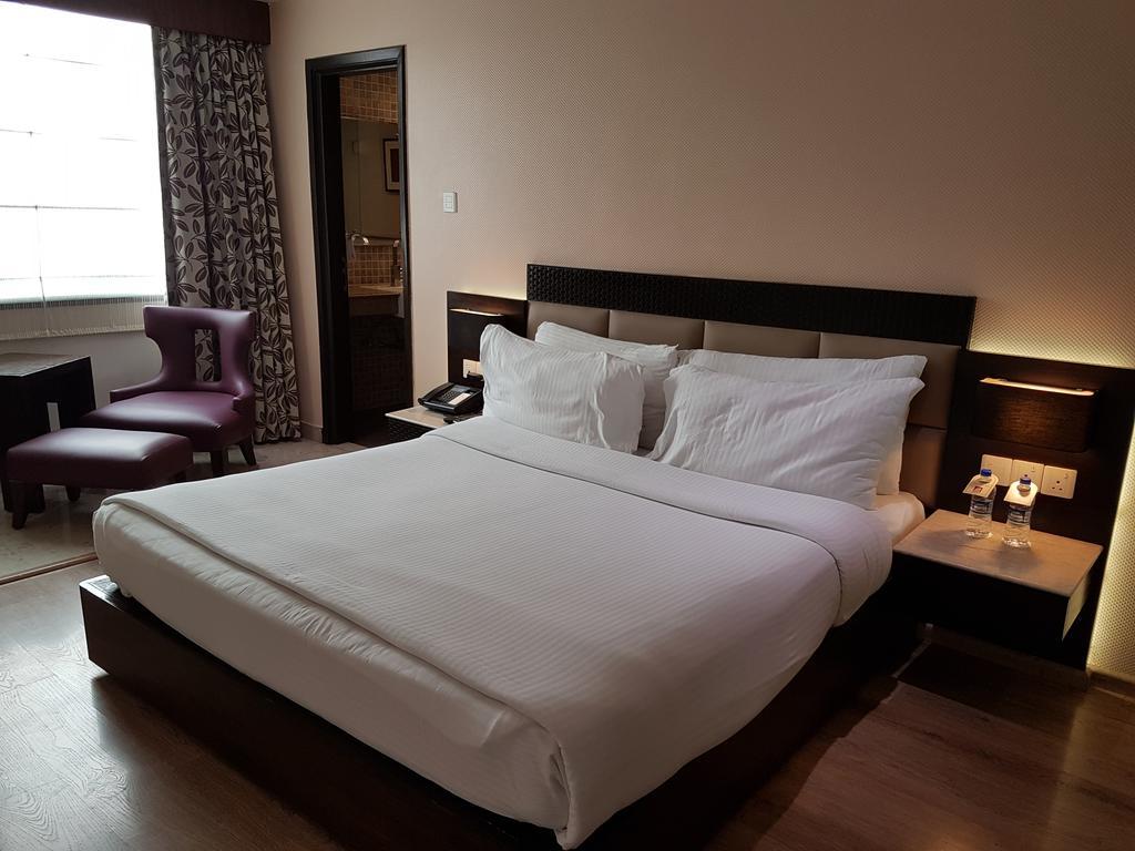Hotel Levana, Hazratganj Лакхнау Екстер'єр фото